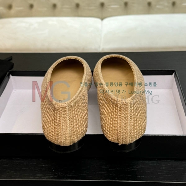 * ÷  AA80F661-2