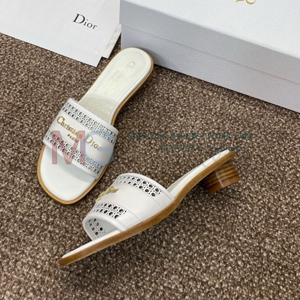     DI9905562