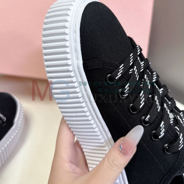 ���� �̿�̿� ����Ŀ�� MI3302884-1